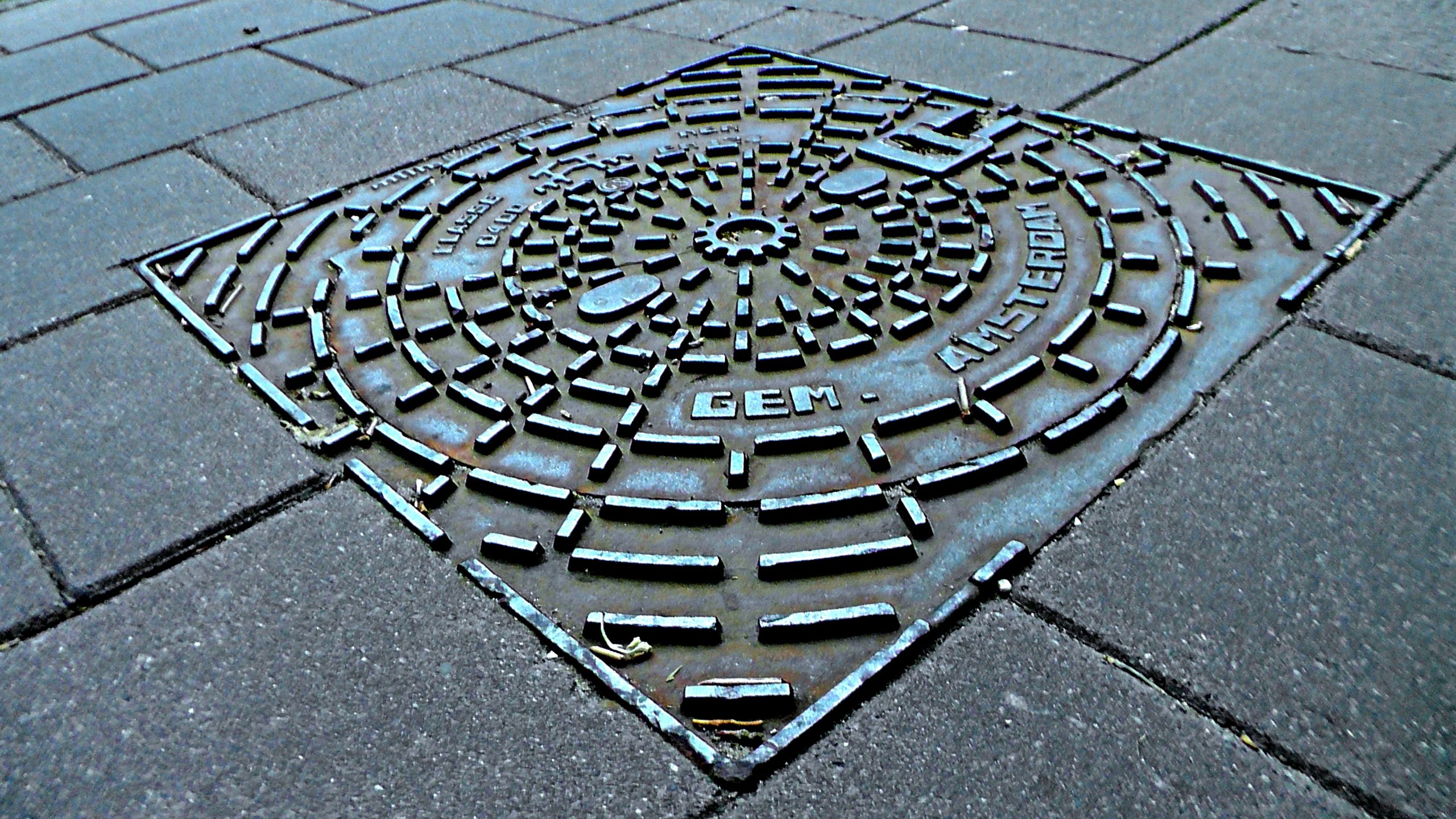 manhole_manhole_cover_cable-scaled