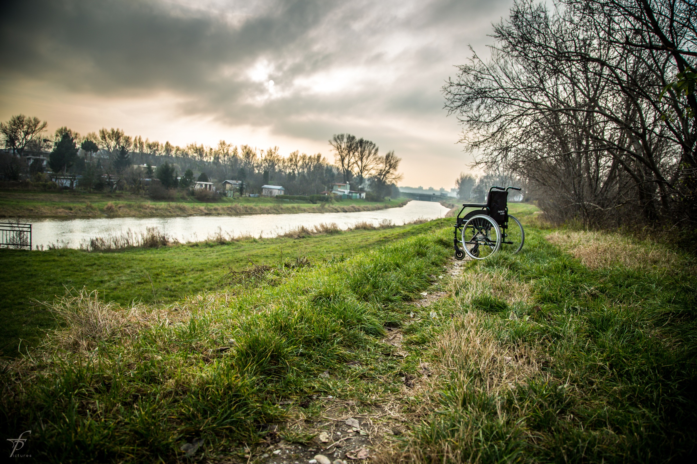 wheelchair_pattern_black_background_4