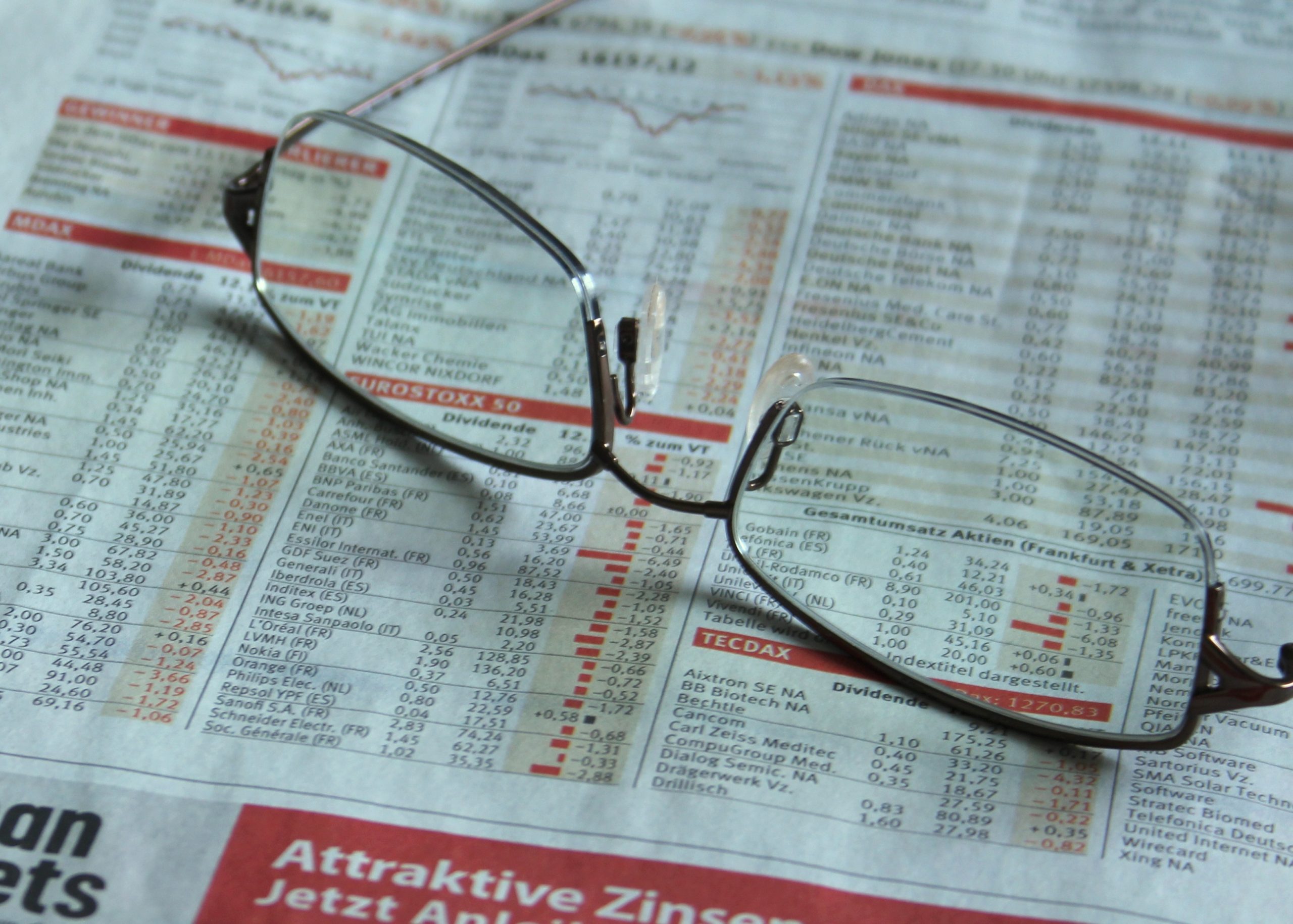 news_stock_newspaper_glasses-scaled