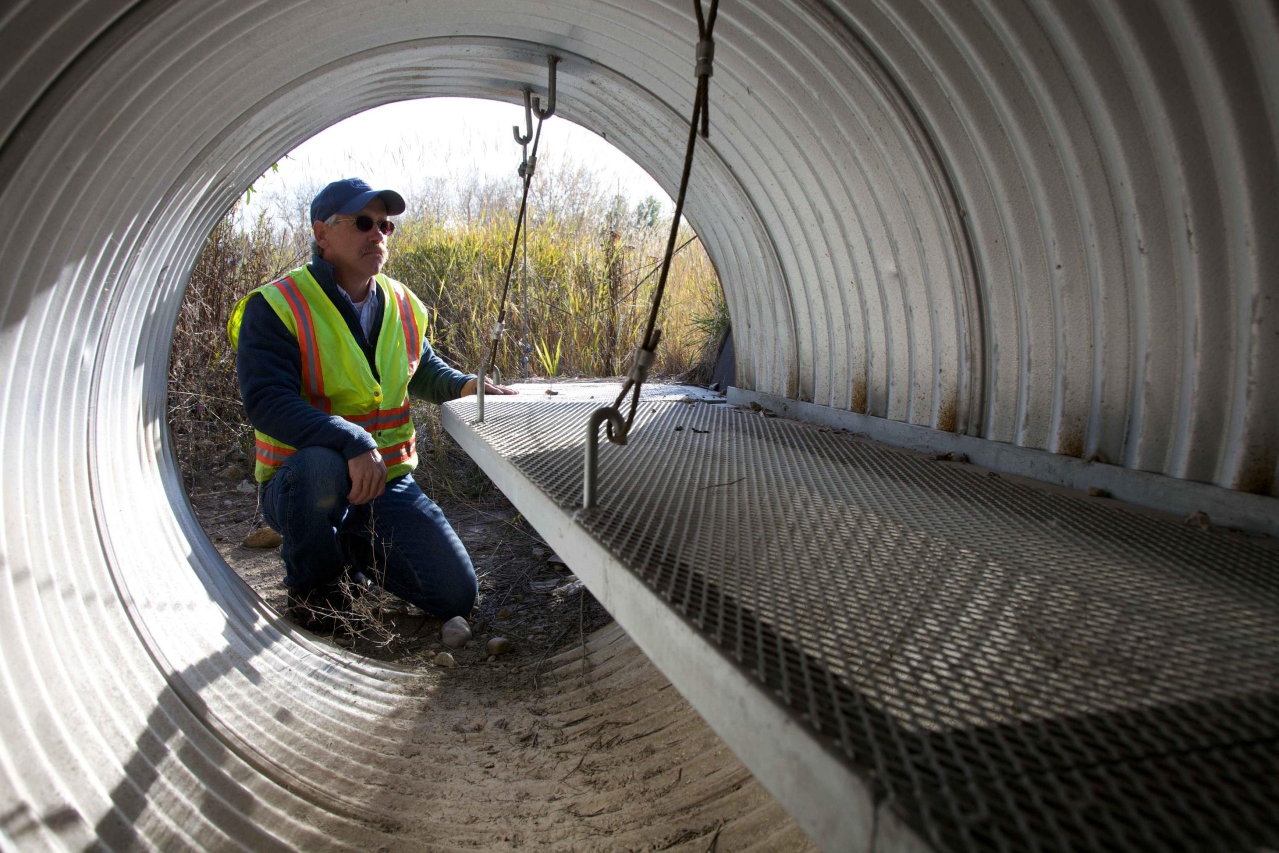 worker_inspects_construction-scaled